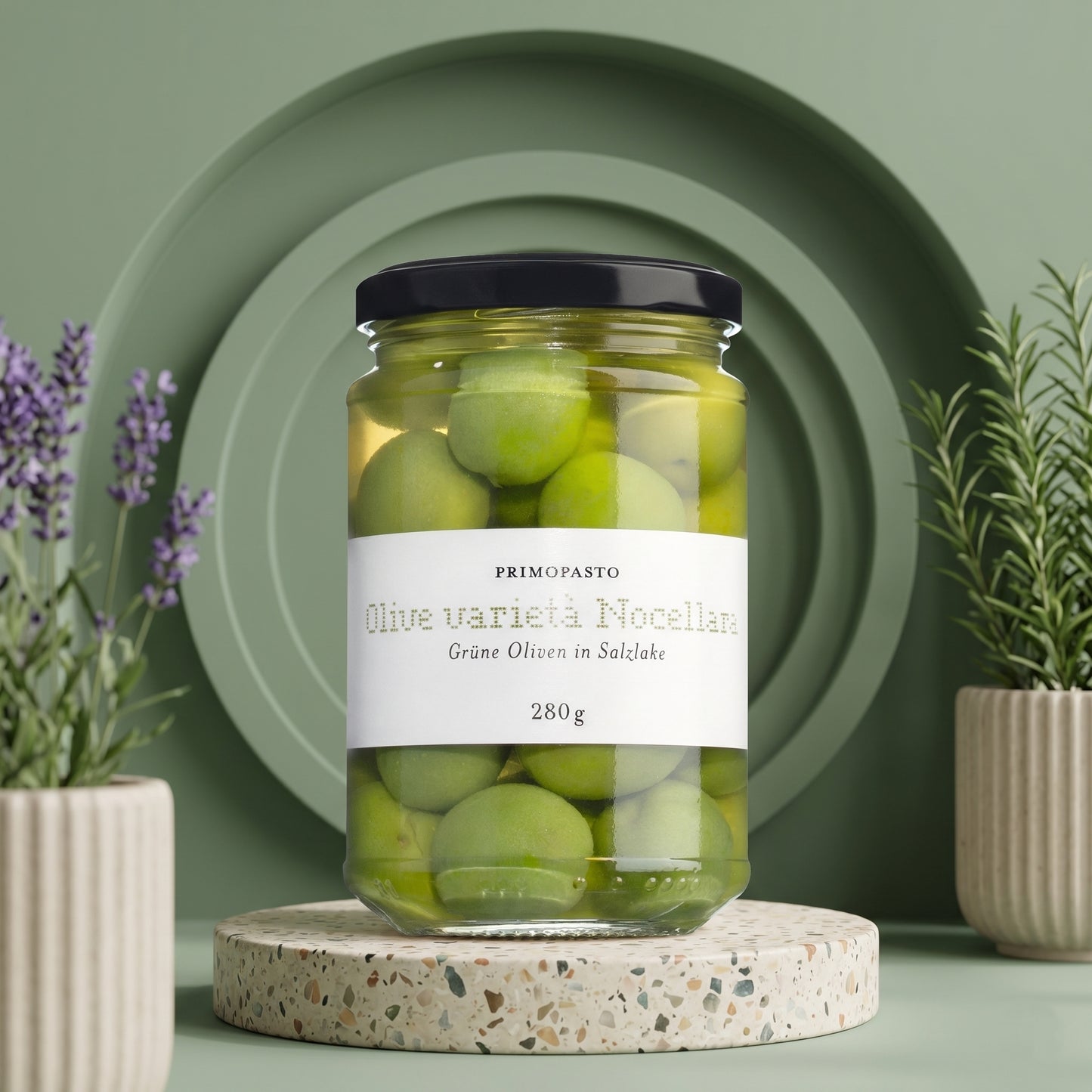 Grüne Oliven mit Stein in Salzlake (Olive varietà Nocellara)